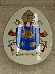 448px-Wappen_Papst_Franziskus01
